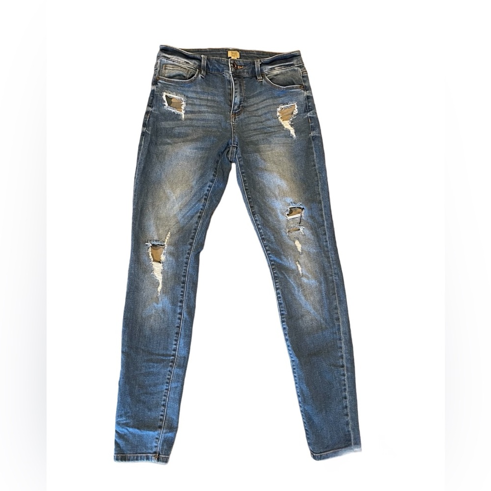 Distressed jeans with fatigue patches
